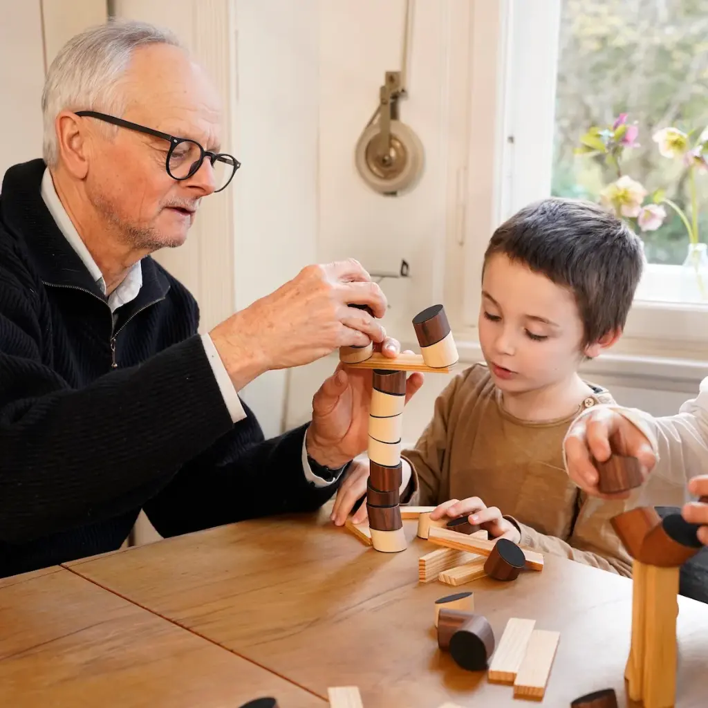 Loggos Buche Nuss L - das verrückte Stapelspiel für jung und alt