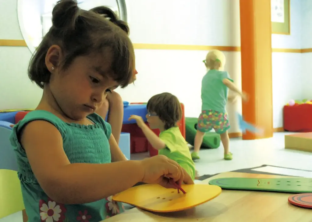 Kleine Fädel-Schuhe