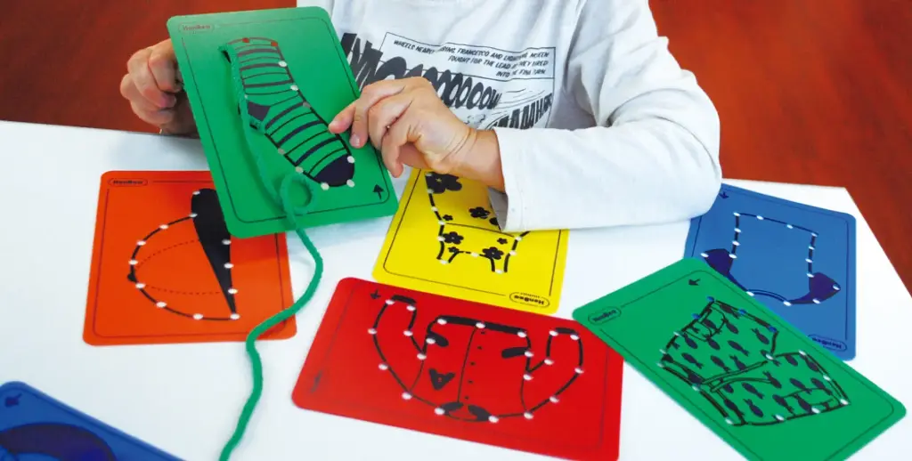 Bunte Fädelkarten aus Kunststoff